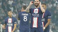 Kegembiraan Lionel Messi bersama rekan-rekannya usai mencetak gol kemenangan untuk PSG atas Lyon, Senin (19/9/2022) dini hari WIB. (AP Photo/Laurent Cipriani)