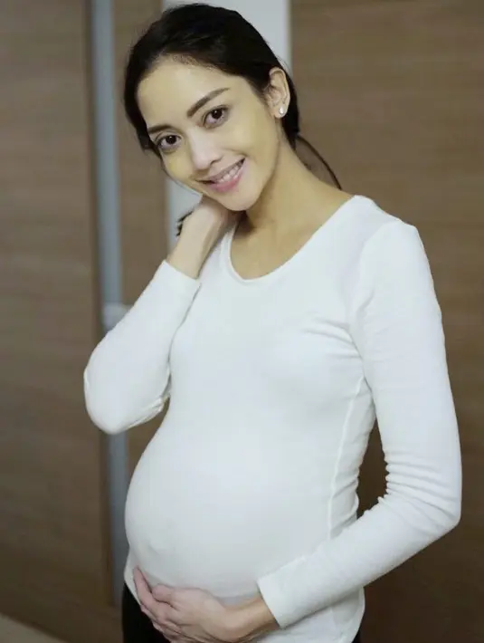 Seperti kebanyakan ibu hamil lain, sepertinya keputusan Ririn Dwi Ariyanti untuk bergaya kasual merupakan pilihan yang tepat. Meski begitu, istri Aldy Bragi ini tetap terlihat modis. (Instagram/ririndwiariyanti)