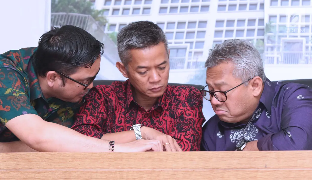 Ketua KPU, Arief Budiman (kanan) saat rilis terkait pembatalan 11 parpol peserta Pemilu 2019 untuk DPRD Provinsi, DPRD Kabupaten/Kota, Jakarta, Kamis (21/3). Pembatalan karena tidak menyerahkan laporan awal dana kampanye. (Liputan6.com/Helmi Fithriansyah)