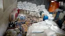 Barang bukti minuman keras Cap Tikus di Polres Gorontalo, Kamis, (24/1). Kasus penyelundupan 1,5 ton Cap Tikus ini terbongkar setelah polisi mendapat laporan warga. (Liputan6.com/Arfandi Ibrahim)