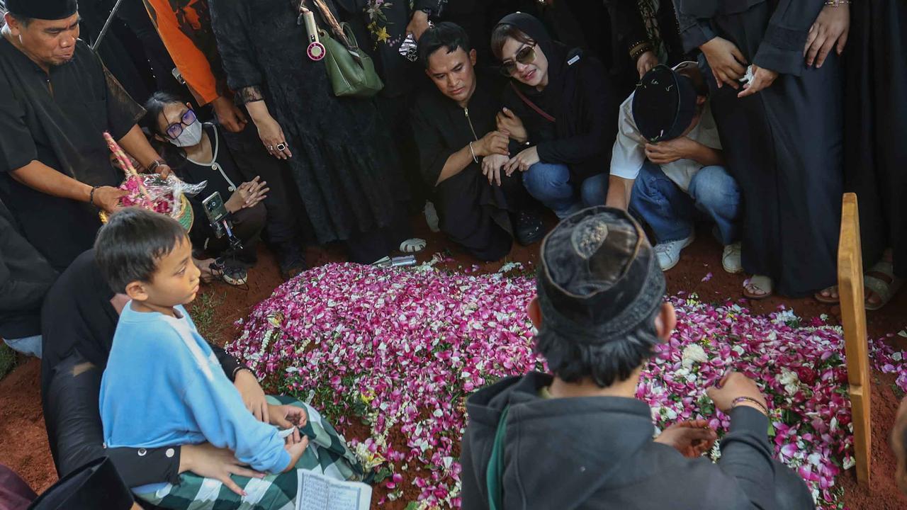 Tangis Haru Iringi Pemakaman Mpok Alpa, Komedian Ceria yang Berjuang Diam-Diam Lawan Kanker