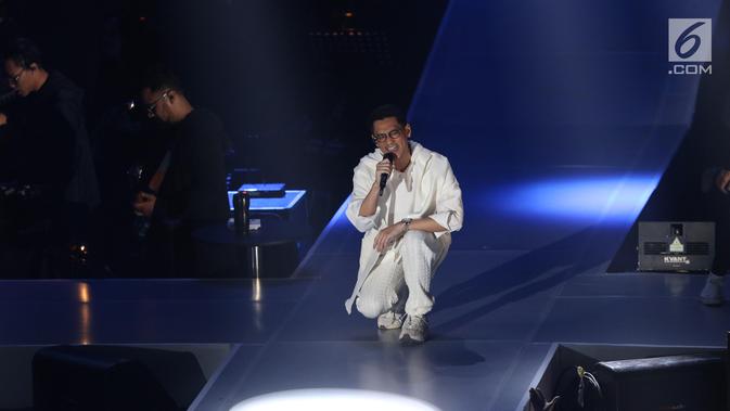 Penampilan penyanyi Afgansyah Reza atau Afgan saat menggelar konser bertajuk Dekade di Istora Senayan, Jakarta, Jumat (8/8/2019). Konser ini juga menjadi perpisahan Afgan dengan para fans di Indonesia sebelum vakum selama kurang lebih satu tahun. (Liputan6.com/Angga Yuniar)