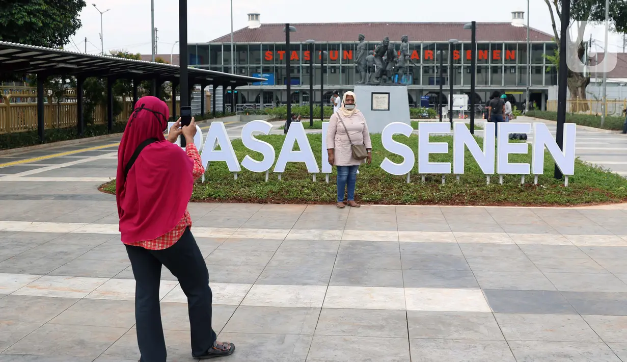 Warga berfoto di area pedestrian di kawasan Stasiun Pasar Senen, Jakarta, Kamis (18/6/2020). Akses khusus pejalan kaki ini berada di kawasan plaza atau pintu tengah Stasiun Pasar Senen untuk memfasilitasi masyarakat berganti moda transportasi. (Liputan6.com/Helmi Fithriansyah)