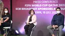(kiri-kanan) VP Marketing Tokopedia Hilda Kitti, Direktur SCM Harsiwi Achmad dan Managing Director Gopay Budi Gandasoebrata saat menghadiri acara konferensi pers terkait SCM Broadcast Sponsors Announcement Piala Dunia 2022 di Jakarta, Senin (18/7/2022). (Bola.com/Abdul Aziz)