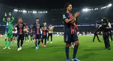 Pemain Paris Saint-Germain, Marquinhos (kanan) bersama rekan setimnya memberikan penghormatan kepada para suporter di akhir laga matchday 1 League Phase Liga Champions 2024/2025 melawan Girona FC di Stadion Parc des Princes, Paris, pada Rabu (18/9/2024) atau Kamis (19/9/2024) dini hari WIB. (FRANCK FIFE/AFP)