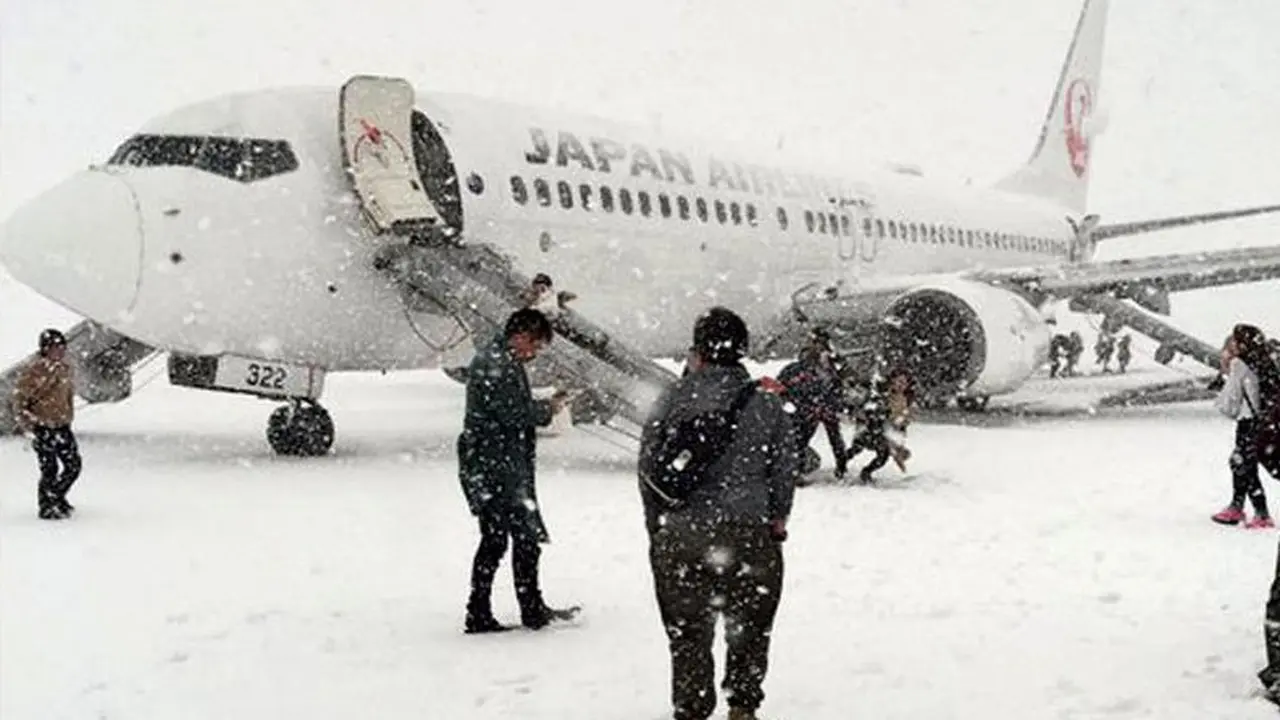 Kabin Berasap, Japan Airlines Evakuasi Penumpang Saat Badai Salju