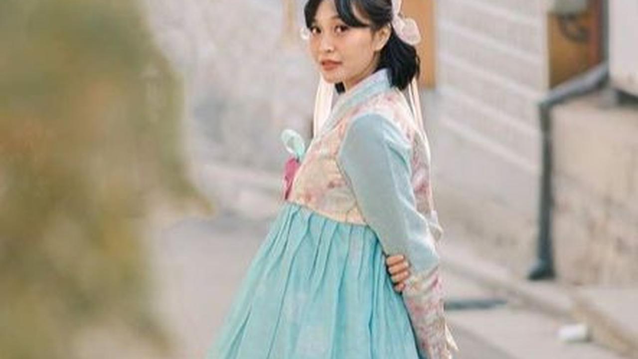 Pose Cantik Rinni Wulandari Kenakan Hanbok Saat Hamil Anak Kedua