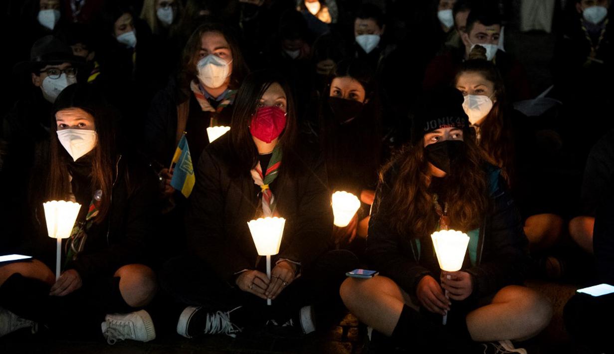 Orang-orang yang percaya berdoa untuk perdamaian Ukraina di Lapangan Santo Petrus, Vatikan, 2 Maret 2022. (Tiziana FABI/AFP)