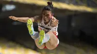 Atlet lompat jauh Indonesia, Maria Londa, melakukan lompatan saat tampil pada ajang SEA Games di Stadion Bukit Jalil, Kuala Lumpur, Jumat (25/8/2017). Maria meraih perak dengan lompatan 6,67 meter. (Bola.com/Vitalis Yogi Trisna)