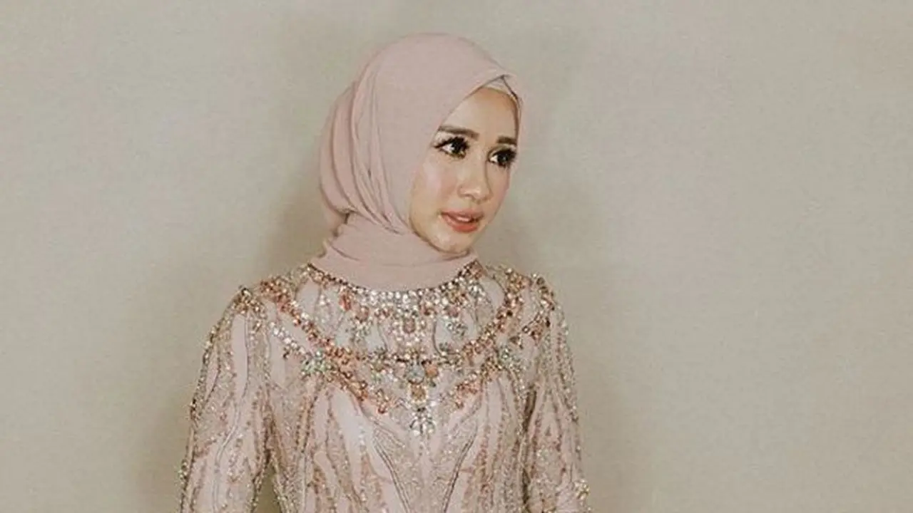 Cantiknya Laudya Cynthia Bella Berbalut Busana Pink Saat Lamaran