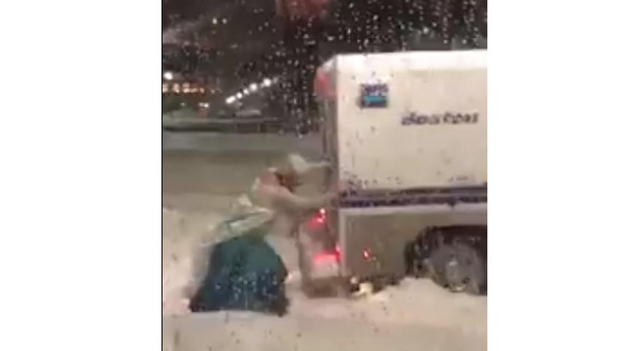 Keren, Drag Queen Berkostum Elsa Ini Tuai Pujian Karena Bantu Mobil yang Terjebak di Salju