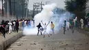 Sejumlah warga turun ke jalan melakukan aksi protes usai salat Idul Fitri di Srinagar, India (26/6). Bentrokan antara pengujuk rasa dan pihak keamanan setempat terjadi usai salat Idul Fitri yang digelar di Srinagar. (AP Photo / Mukhtar Khan)