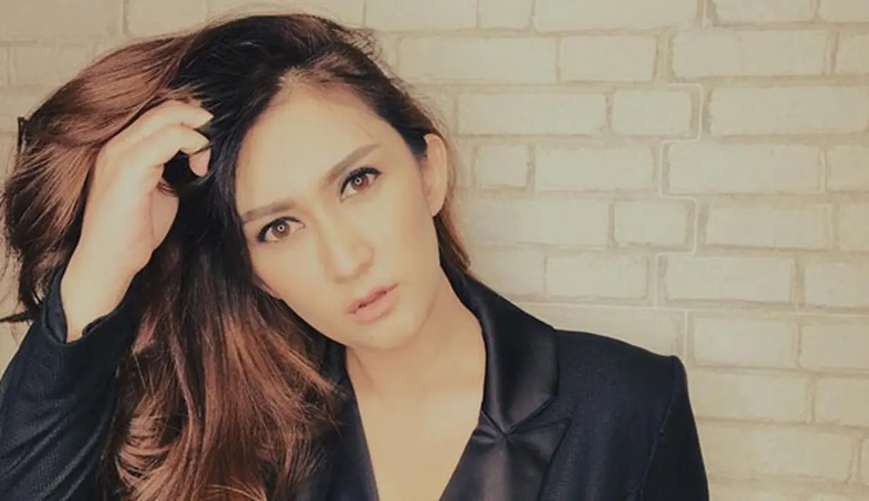 Ditemui dikawasan Fatmawati, Jakarta Selatan, Senin (14/8/2017), Nafa bercerita bahwa ia mengajarkan pada anaknya untuk lebih berhati-hati pada orang-orang yang baru saja dikenalnya. (Instagram/nafaurbach)