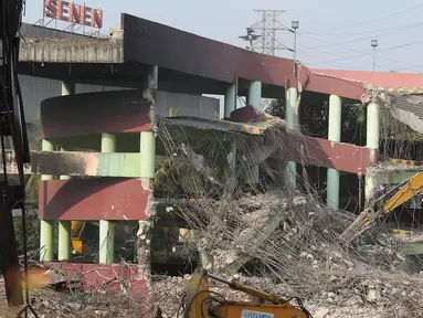 Alat berat merobohkan bangunan Pasar Senen yang terbakar di Jakarta, Senin (11/9). Pemprov DKI menyiapkan anggaran sebesar Rp116,9 miliar untuk revitalisasi Pasar Senen Blok I dan Blok II yang terbakar pada Januari 2017. (Liputan6.com/Immanuel Antonius)
