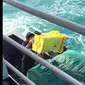 Petugas kebersihan kapal Pelni membuang sampah ke tengah laut membuat warganet geram. (video)