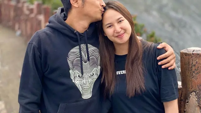 Tampil Simpel, Ini 7 Potret Reiner Manopo dan Istri Saat Liburan