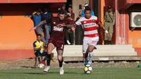 Duel antara bek PSM Makassar, Aaron Evans (kiri), dengan striker Madura United, Alberto Goncalves, dalam leg kedua semifinal Piala Indonesia 2018 di Stadion Gelora Madura, Pamekasan, Minggu (7/7/2019). (Bola.com/Aditya Wany)