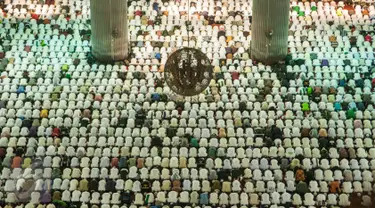 Ribuan umat muslim saat melaksanakan salat Jumat di Masjid Istiqlal, Jakarta, Jumat (31/3). Mereka berencana menggelar aksi 31 Maret di depan Istana Merdeka siang nanti. (Liputan6.com/Gempur M Surya)