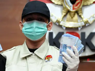 Petugas menunjukkan uang barang bukti operasi tangkap tangan Bupati Batubara, OK Arya Zulkarnain saat rilis di Gedung KPK, Jakarta, Kamis (14/9). Selain OK Arya Zulkarnain, KPK juga menahan enam terduga lainnya. (Liputan6.com/Helmi Fithriansyah)