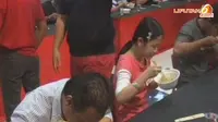 [VIDEO] Imlek Seru! Lomba Adu Cepat Makan Mie Dapat Rp 20 Juta
