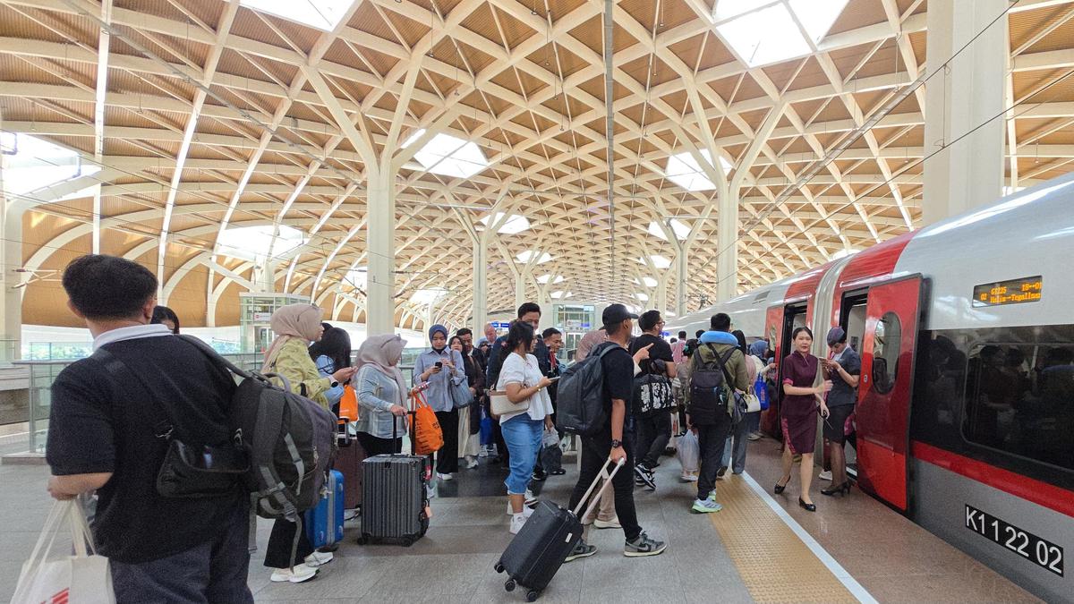 Kereta Cepat Whoosh Angkut 341.100 Orang saat Libur Lebaran 2025