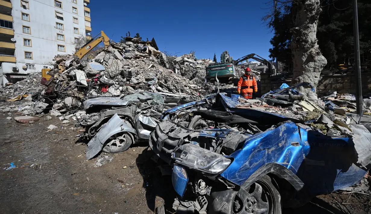 Seorang petugas penyelamat berjalan melewati reruntuhan di dekat lokasi sebuah bangunan yang runtuh, 248 jam setelah gempa berkekuatan 7,8 magnitudo yang melanda sebagian wilayah Turki dan Suriah, di Kahramanmaras, Turki, Kamis (16/2/2023). Korban tewas akibat gempa Turki-Suriah per Rabu (15/2) bertambah menjadi 41.132 orang. (OZAN KOSE/AFP)