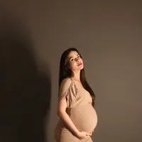 Menjelang waktu persalinan yang semakin dekat, aktris muda ini tampil menawan dalam sebuah sesi foto yang memperlihatkan baby bump-nya yang kian membesar. Steffi, yang tengah menanti kehadiran anak pertamanya bersama sang suami, Nino Fernandez, terlihat begitu glowing dan penuh aura keibuan. [@steffizamora].