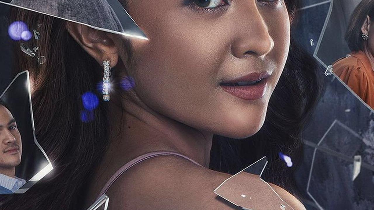 Berperan dalam film sebagai seorang wanita malam. <br>