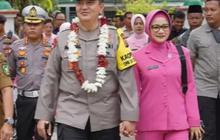 Bikin Iri, Potret Romantisme Jenderal Polisi Selalu Genggam Tangan Istri saat Bertugas