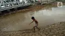 Seorang anak bermain di Bantaran sungai Kanal Banjir Barat, Tanah Abang, Jakarta, Sabtu (4/1/2020). Minimnya pengawasan  membuat anak-anak kerap bermain di tempat berbahaya yang berpotensi mengancam keselamatan mereka. (Liputan6.com/Angga Yuniar)