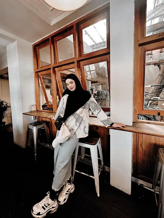 Inara Rusli tampil kekinian dengan padukan hijab hitam, rok denim panjang dan long sleeve bermotif. Sentuhan sneakers bikin Inara terlihat lebih swag [@mommy_starla]