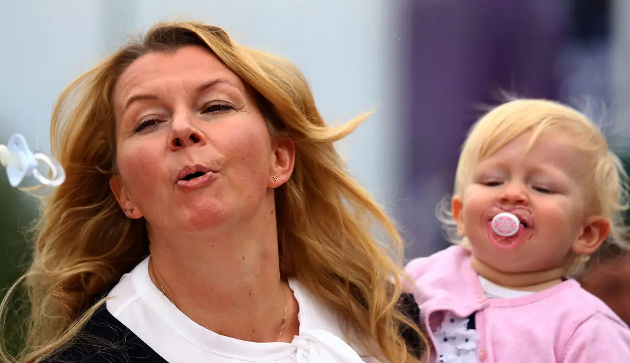 Seorang wanita menyemburkan dot saat Kejuaraan Dunia Sembur Dot di Frankfurt, Jerman, Sabtu (17/9). Bagi peserta yang dapat menyemburkan dot paling jauh akan keluar sebagai pemenang dalam lomba unik ini. (REUTERS/Kai Pfaffenbach)