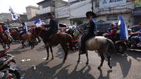Suporter Persib berkuda bersama pengendara motor dan mobil mengiringi Pawai Persib Juara di jalanan kota Bandung, Minggu (25/10/2015). (Bola.com/Nicklas Hanoatubun)