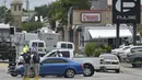 Agen FBI dan polisi melakukan olah TKP di lokasi penembakan brutal klub malam gay Pulse di Kota Orlando, Florida, AS, Minggu (12/6). Penembakan brutal yang dilakukan Omar Mateen itu menewaskan 50 orang dan melukai 53 lainnya. (Mandel Ngan/AFP)