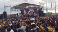 Konser musik dangdut di Tuban dibubarkan usai penonton rusuh. (Adirin/Liputan6.com)