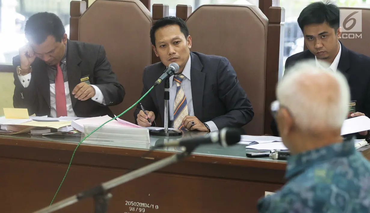 Kuasa hukum termohon hadir dalam Sidang ke-6 perkara Fiktif Positif di PTUN Jakarta, Rabu (24/5). Pengambilan sumpah Oesman Sapta, Nono Sampono, dan Darmayanti Lubis dilakukan oleh Plh Ketua MA, Suwardi, 4 April 2017 lalu. (Liputan6.com/Faizal Fanani)