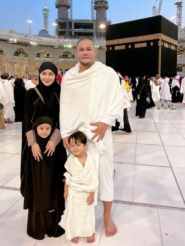 Sempat 3 Kali Ditunda, Ini 7 Momen Ryana Dea saat Jalani Umrah