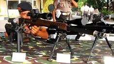Seorang anggota Brimob mencoba salah satu senjata yang dipamerkan untuk mengamankan perhelatan Konferensi Asia Afrika (KAA) di Jakarta dan Bandung pada 19-25 April mendatang di Mako Brimob Kelapa Dua, Depok, Selasa (14/4/2015). (Liputan6.com/Yoppy Renato)