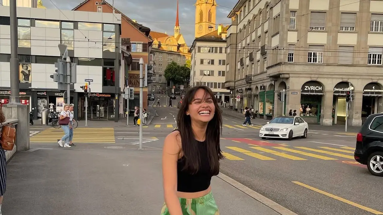 Outfit kasual ala Aurora Ribero (Instagram/@auroraribero)