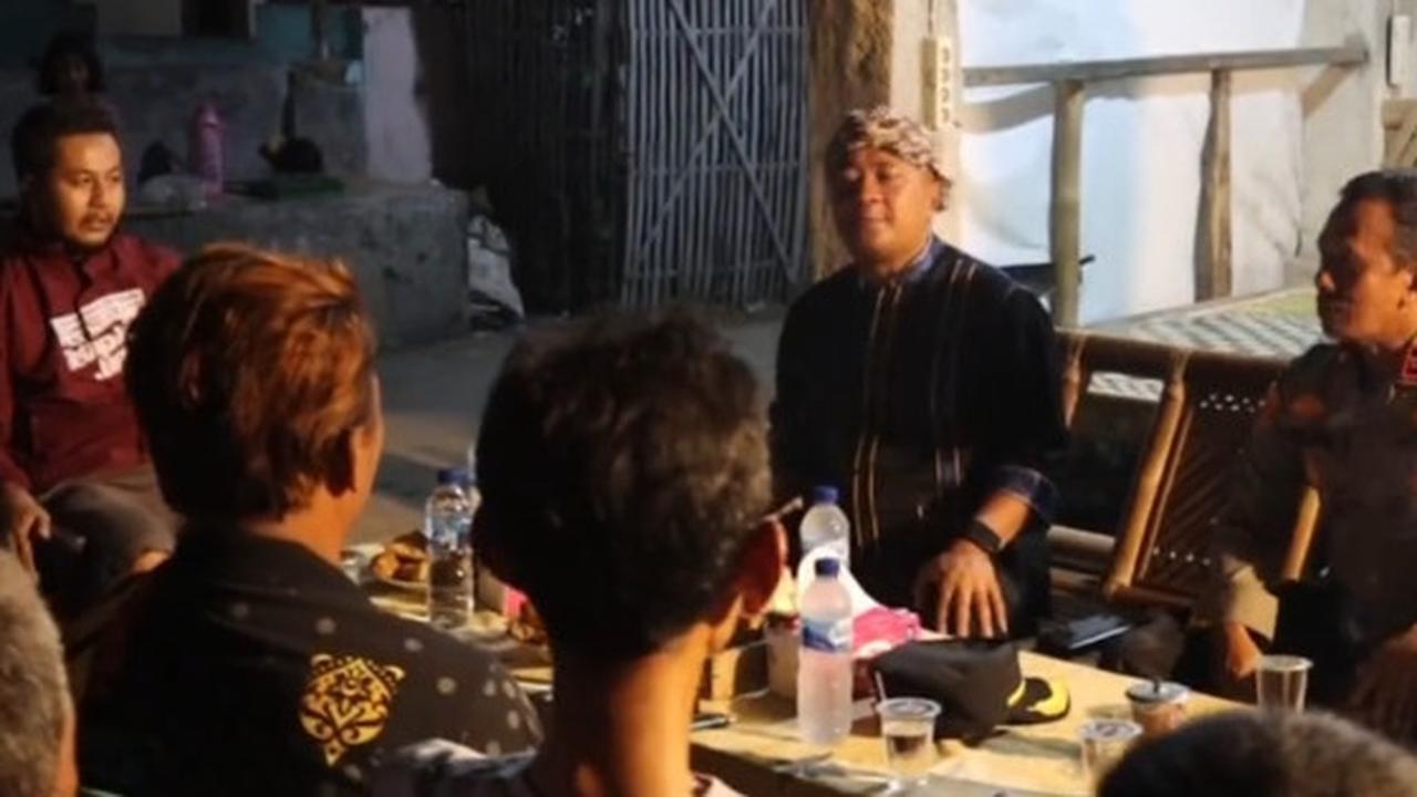 Bikin Warga Harmonis, Kapolres ini Datangi Pos Kamling Ngopi-ngopi dan Ketawa Bersama