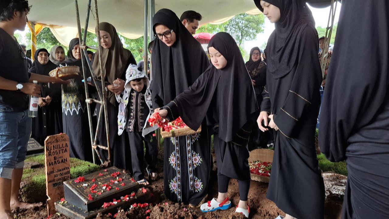 Penuh Isak Tangis, Potret Pemakaman Ibu Ussy Sulistiawaty - Andhika Pratama Antar ke Liang Lahat