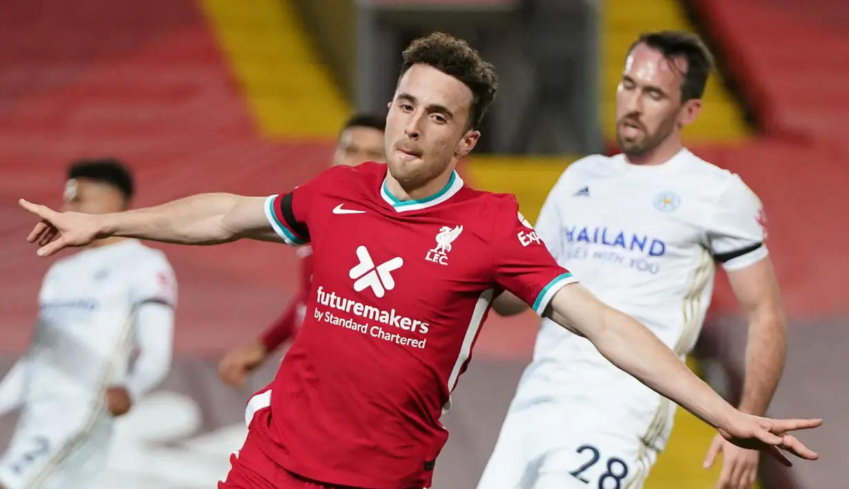 4. Diogo Jota (Southampton, Liverpool). Mulai berkarier di Inggris saat memperkuat Wolverhampton Wanderers di EFL Championship pada 2017 dan berhasil membawa Wolves promosi ke Premier League setahun berikutnya. Liverpool mengontraknya pada 2020 dan telah mencetak 20 gol. (AFP/Jon Super/Pool)