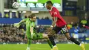 <p>Penyerang Manchester United, Marcus Rashford menggiring bola melewati kiper Everton Jordan Pickford untuk mencetak gol yang dianulir dalam pertandingan lanjutan Liga Inggris di Goodison Park, di Liverpool, Inggris, Senin (10/10/2022). Kemenangan ini membawa Man United naik ke posisi lima dengan koleksi lima poin. (AP Photo/Jon Super)</p>