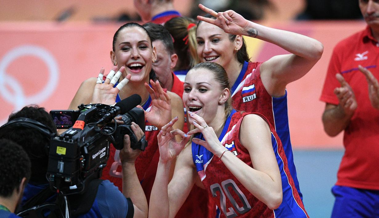 Tatyana Kosheleva (kiri) bergembira dengan rekan-rekanya usai bertanding melawan tim dari Korea Selatan di ajang Olimpiade Rio 2016 di Maracanazinho, Rio de Janeiro, Brasil, (8/8). (AFP PHOTO/Johannes EISELE)