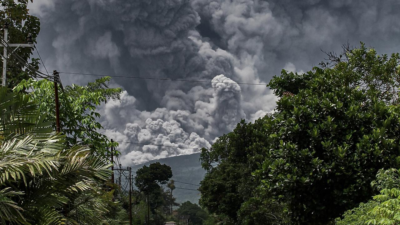 Penampakan Asap Tebal Erupsi Gunung Merapi