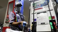 Petugas mengisi bahan bakar minyak (BBM) ke dalam kendaraan di sebuah SPBU di Jakarta (Liputan6.com/Herman Zakharia)