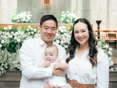 Sang anak telah dibaptis dan seperti terlahir kembali, kebahagiaan terpancar jelas di wajah Pamela Bowie dan Armand Gunawan. Pamela Bowie tampil dengan mengenakan dress warna putih ditambah dengan ikat pinggang warna cokelat untuk mendukung penampilannya jadi makin menarik. Sementara Armand pakai kemeja putih dan si kecil pakai setelan baju putih. (Liputan6.com/IG/@pammybowie)