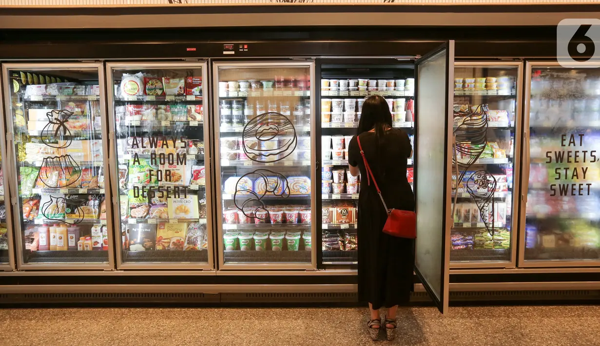 Pengunjung memilih es krim di sela-sela pembukaan supermarket Ranch Market di Lippo Mall Puri, Jakarta, Jumat (12/11/2021). Menempati luas area lebih dari 1,640 m3 gerai Ranch Market mengusung konsep unik menggandeng beberapa brand food, beverages lokal dan pop up booth.(Liputan6.com/Fery Pradolo)