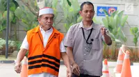 Gubernur Aceh Irwandi Yusuf memakai rompi oranye dikawal petugas saat tiba untuk turun dari mobil tahanan tiba untuk menjalani pemeriksaan lanjutan di gedung KPK, Jakarta, Rabu (25/7). (Merdeka.com/Dwi Narwoko)