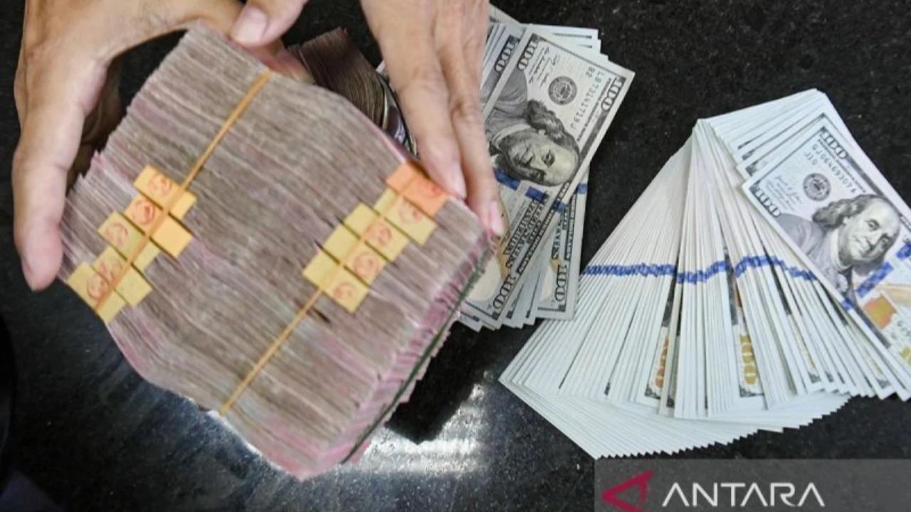Rupiah Kian Melemah, Level Rp18.000 per Dolar AS di Depan Mata